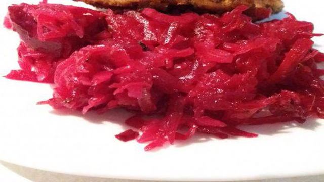 Салат из квашеной капусты и запечённой свеклы