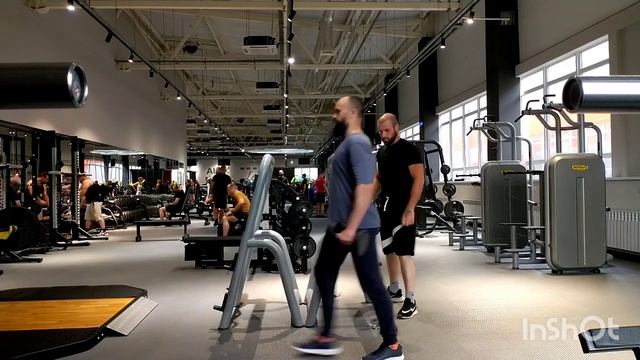 Выпады вперёд с гантелями поочерёдно.