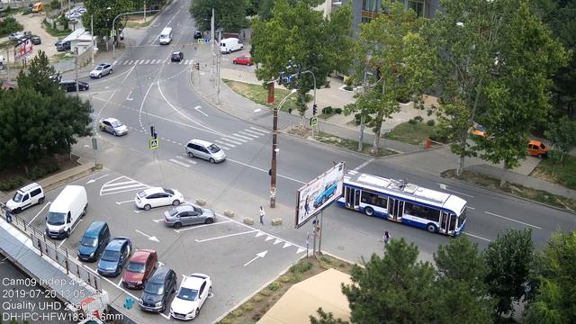 Троллейбус сорвал штангой провода со столба. 20 июля 2019