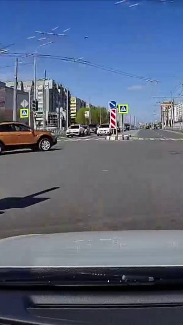 Подрезает на красный в Омске на улице Крупской
