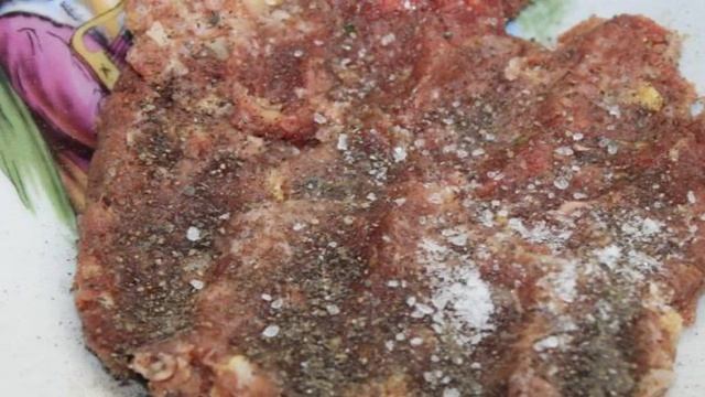 Домашняя пицца с мясными шариками и яйцом
