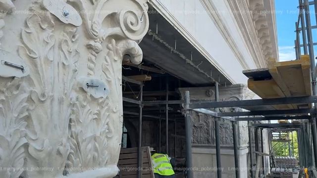 Строители из Петербурга продолжают ремонт драмтеатра в Мариуполе