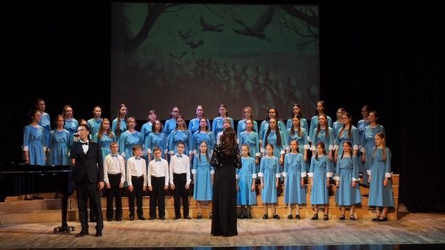 Журавли (муз Я. Френкеля, сл. Р. Гамзатова). Исполняют Д. Васянович и хор "Камертон