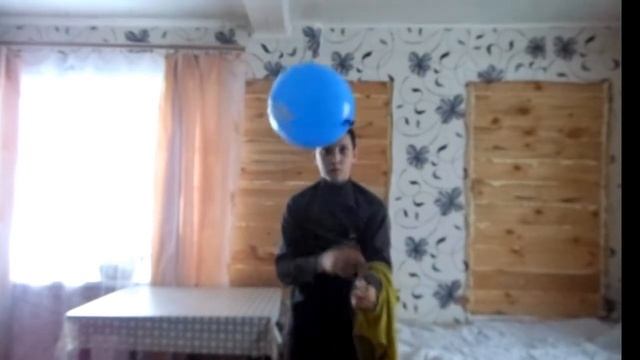Снять футболку,набивая шарик!!возможно ли?