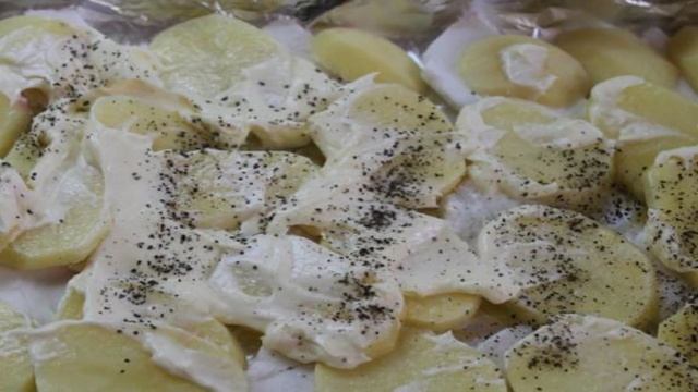 Картофель с овощами и сыром жаренные в духовке