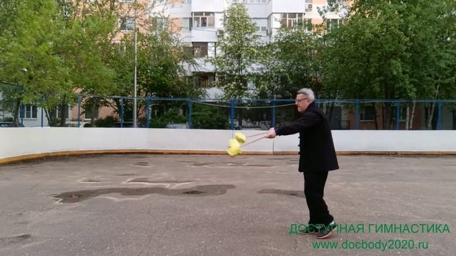 Вечерняя разминка с мячами для фитнеса на верёвке (5)