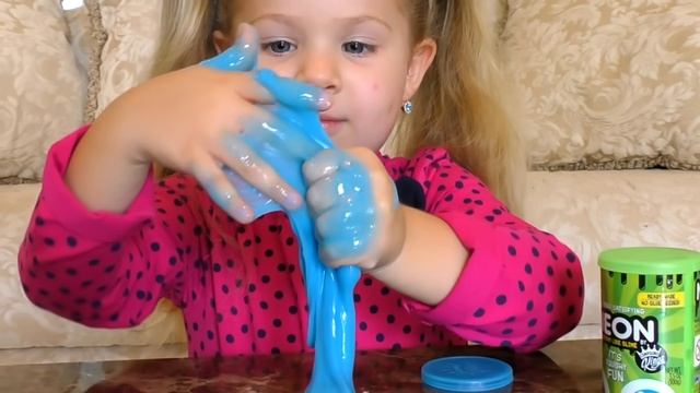 Диана и Рома Диана играет со слизью для детей