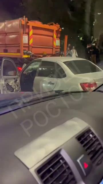 ВЛЕТЕЛ В КОММУНАЛЬНЫЙ АВТОМОБИЛЬ: на пересечении Садовой и Ворошиловского проспектов авто влетел...