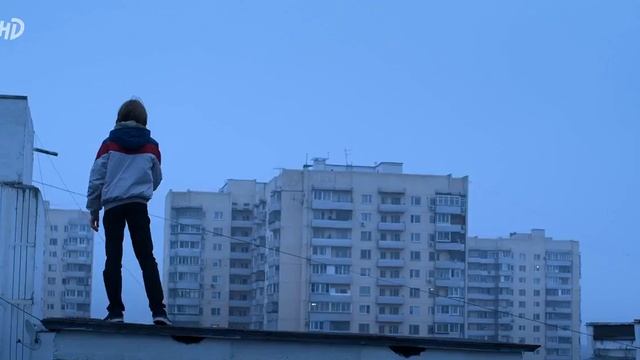 Шел чудак.