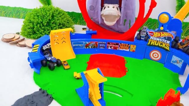 Влад и Никита Влад и Никита играют с игрушечными машинками и сбегают от тираннозавра