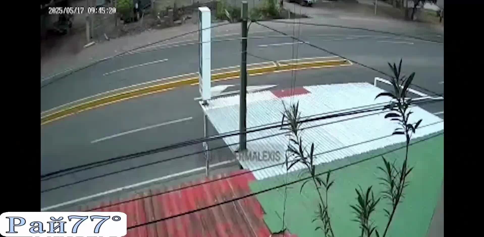Автомобиль такси не разъехался с автофургоном и лишился колёс