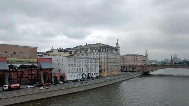 вид на Москву с Парящего моста в парке Зарядье