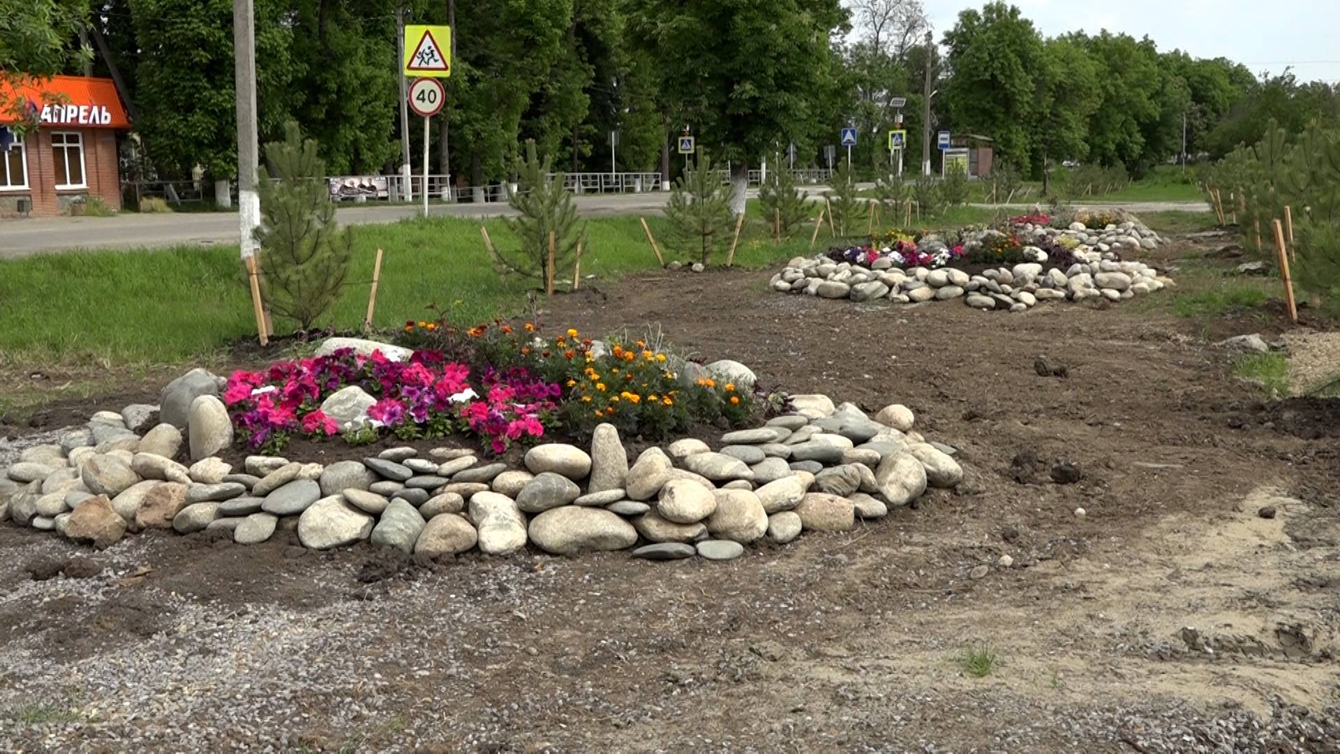 Активисты продолжают благоустраивать сквер в станице Северской