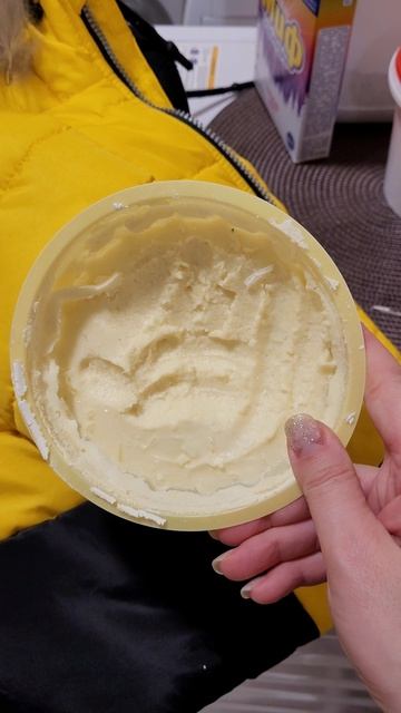 Экономный и быстрый способ от пятен на куртке, футболке, штанах или юбке. #пятна #штаны #юбка #куртк