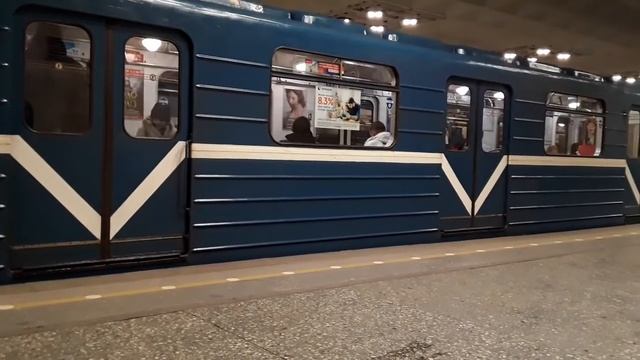 Вагон в салоне стоит коробка квадратная