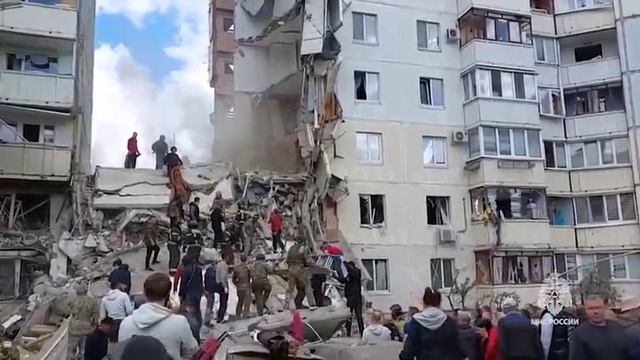 16 человек достали из-под завалов дома в Белгороде. Спасатели устроили минуту тишины