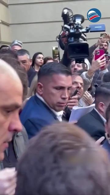 Президента Аргентины ударили по лицу микрофоном во время попытки взять интервью