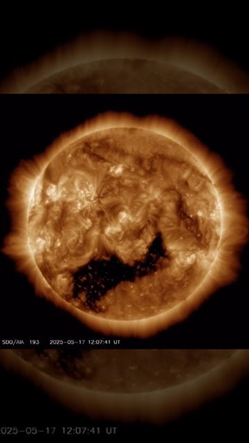 Корональная дыра, 19 мая 2025 года 

Credit: SDO, NASA.