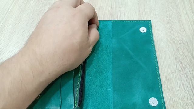 женский кошелёк из кожи сшитый своими руками.