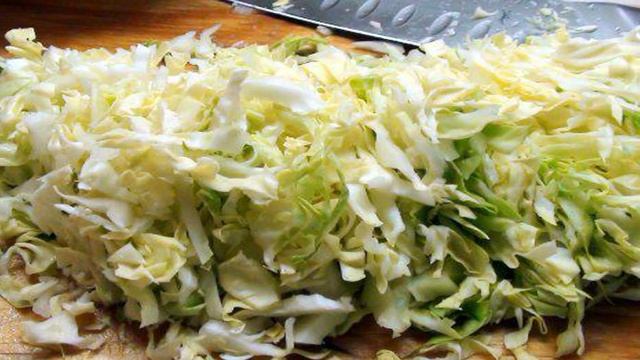 Щи со свежей капустой на бульоне из индейки.
