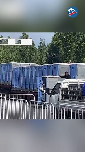 Грузовик случайно увёз женщину в мобильном туалете