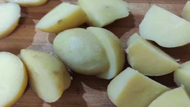 Картофель с приправами и чесноком на сковороде