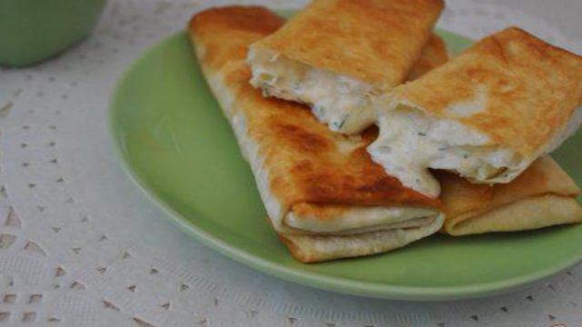 Жареный лаваш с сыром