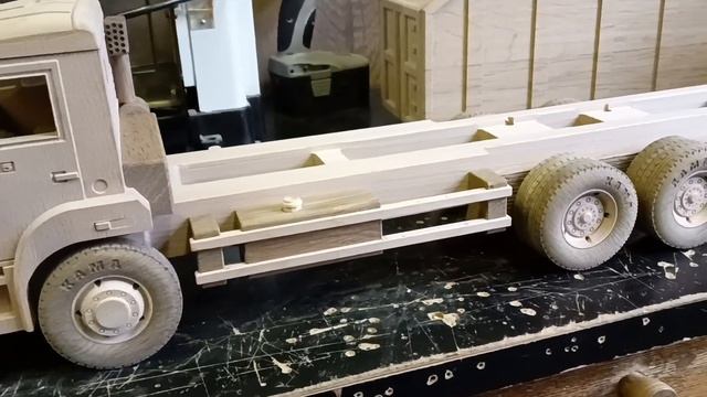 Модель КАМАЗа из дерева