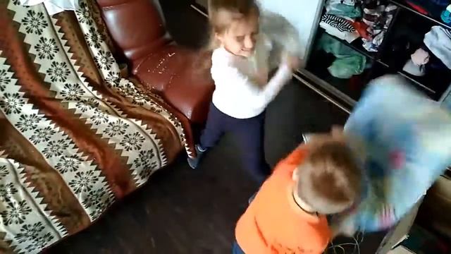 Бои подушками! Мальчики против девочки! 👦vs👧