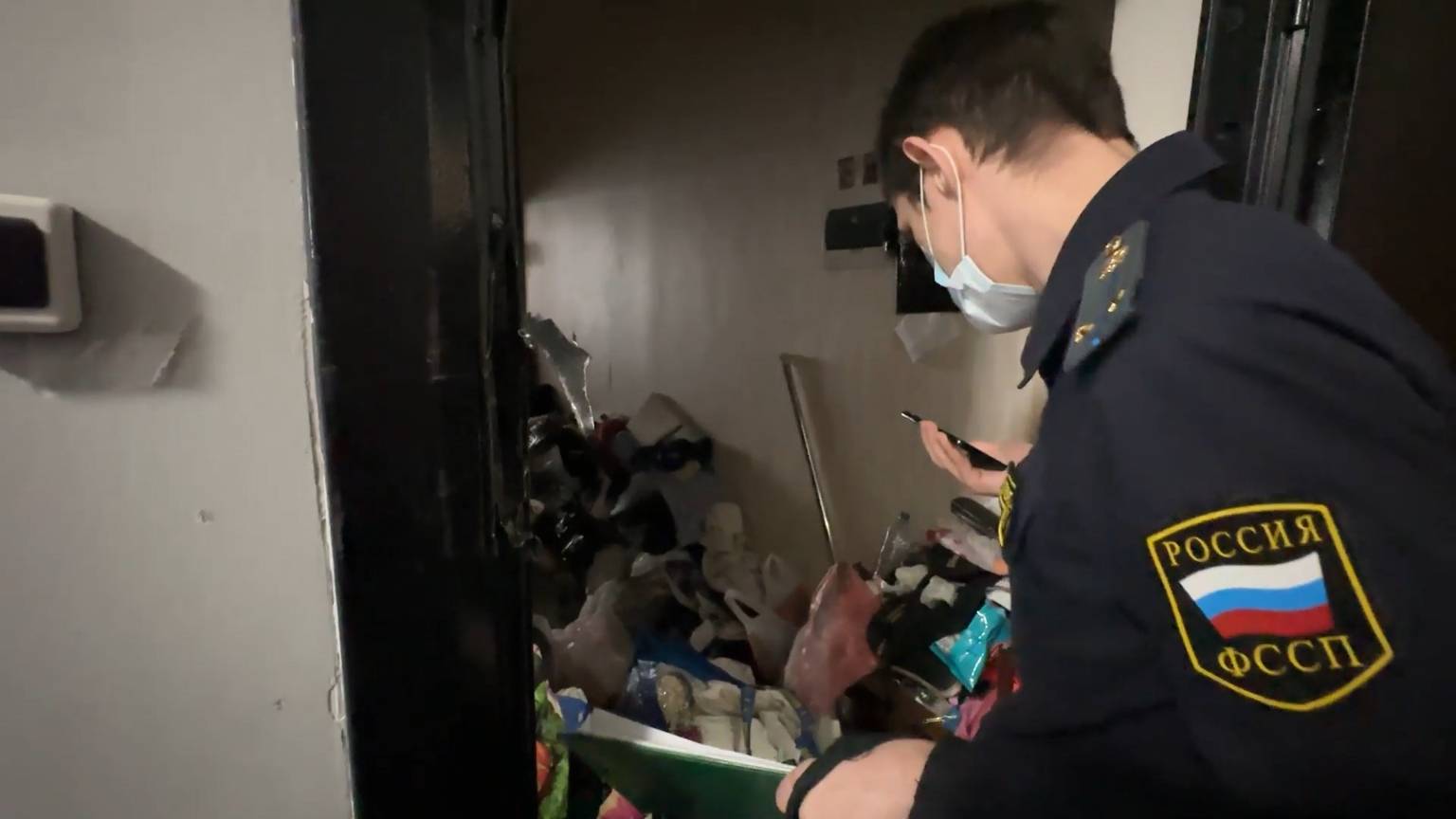 (12+) Захламленная квартира: судебные приставы начали принудительное расчищение