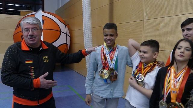 Самбо в Берлине Тренер Андрей Герцен предствляет юных