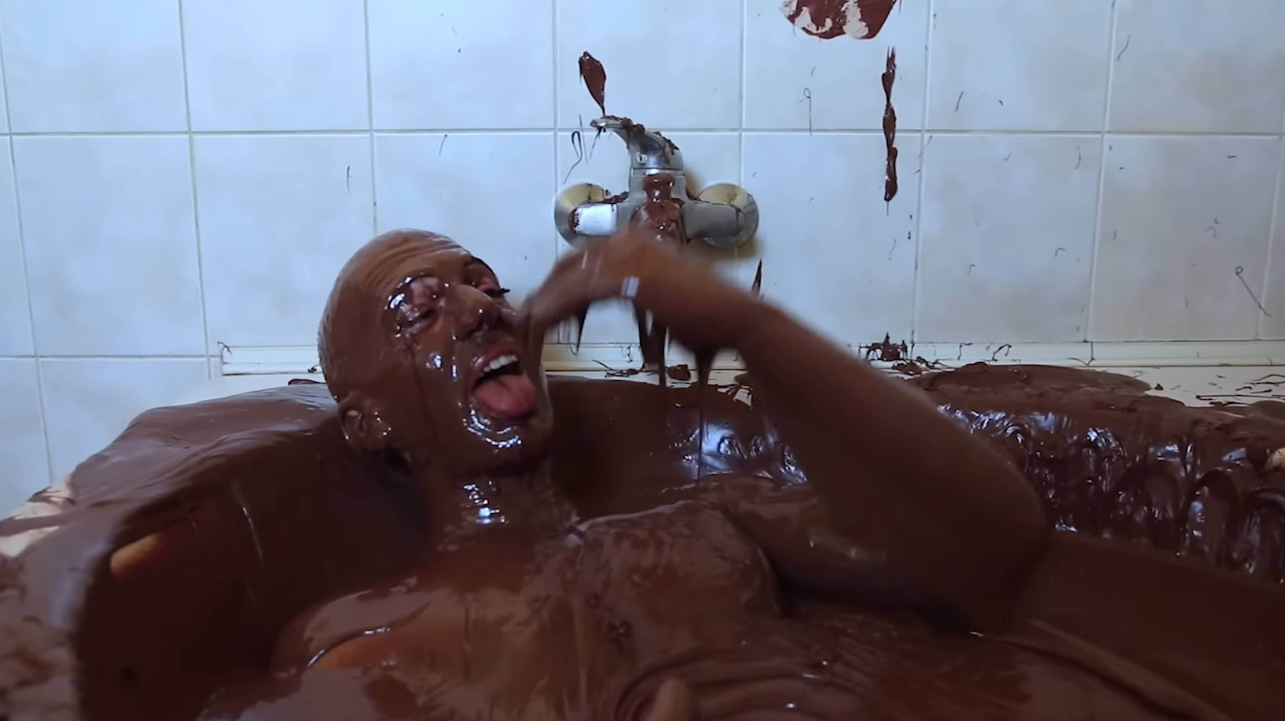 Ванна из 600 банок Nutella