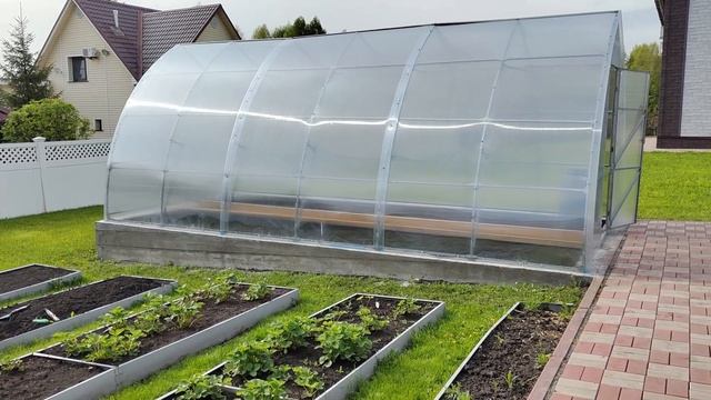 Мы все на нашем огородике!!! Пока хорошая погода нужно многое посадить!!! Начала высаживать томаты.