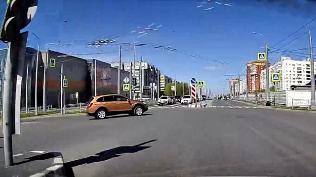 Подрезает на красный в Омске на улице Крупской