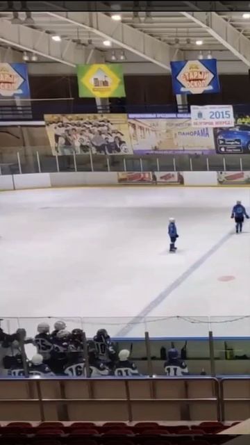 УДАРИЛ РЕБЁНКА И ВЫБРОСИЛ НА ЛЁД: в детской спортивной школе №24 по хоккею тренер ударил ребенка.