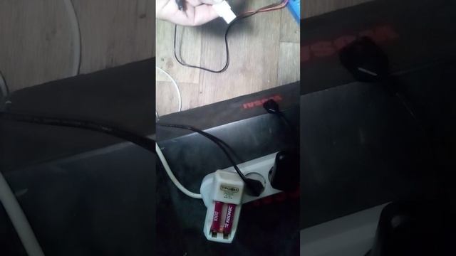 Определение полярности USB-питания. Исполняет автор канала. Приглашаю подписаться.