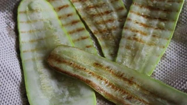 Кабачковые рулеты с сыром, помидорами и орешками