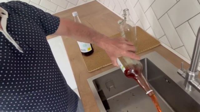 Депутат Василий Гвоздев демонстративно избавился от «гостевых» запасов алкоголя в своей семье.