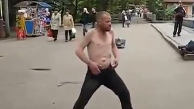 Бомж танцует!!!!!!!!