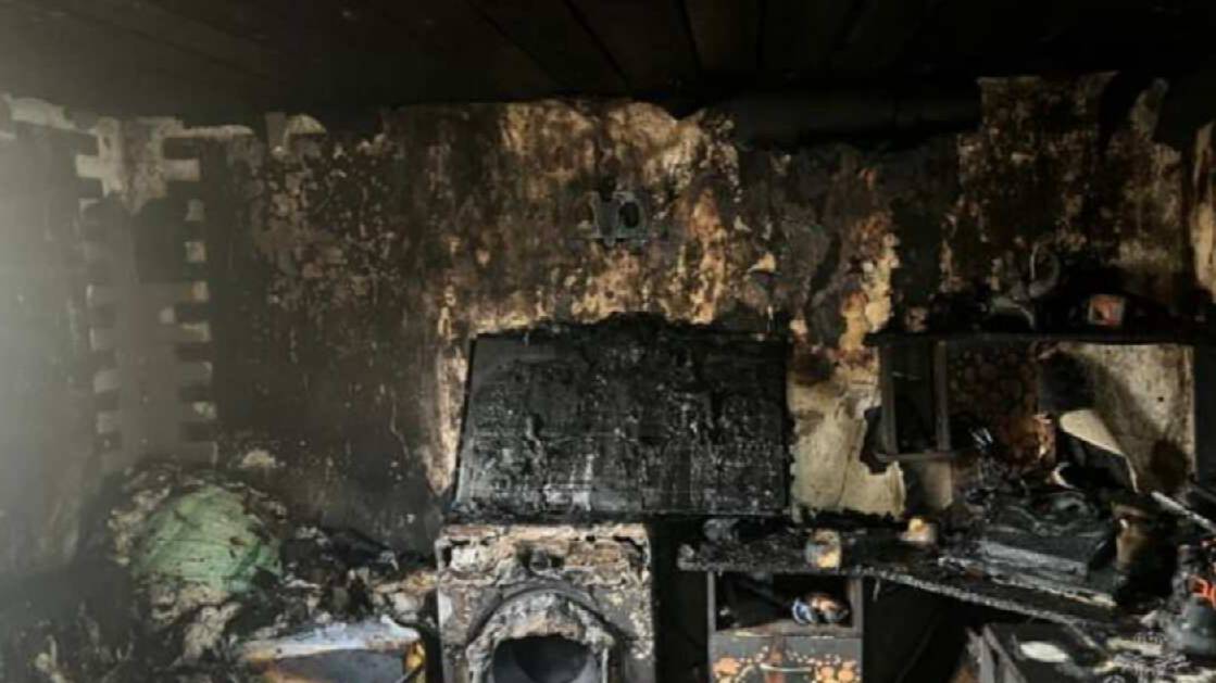 Мужчина уснул с непотушенной сигаретой и чуть не сгорел в Иркутске