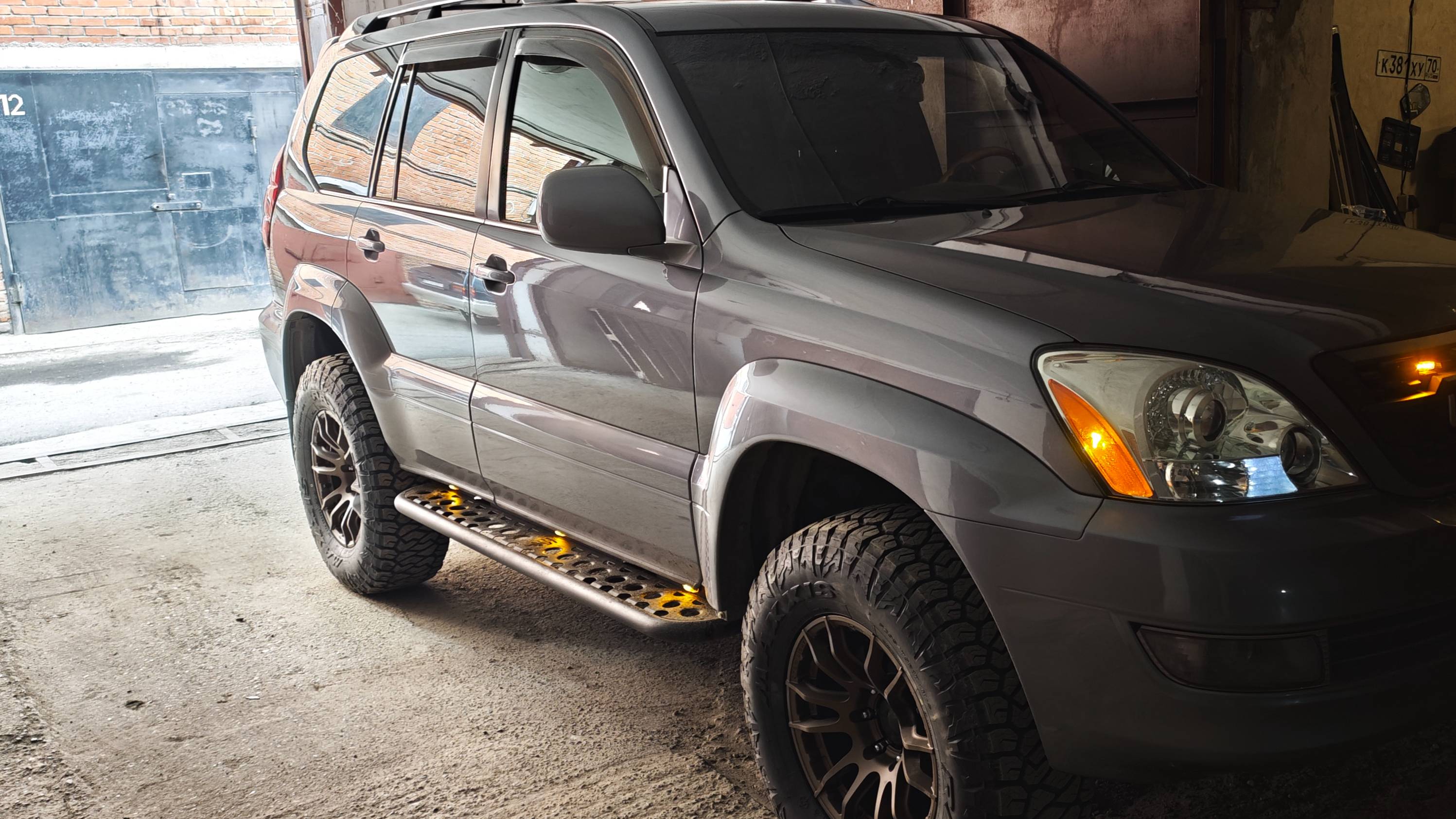 Подножки STC с подсветкой на Lexus GX470
