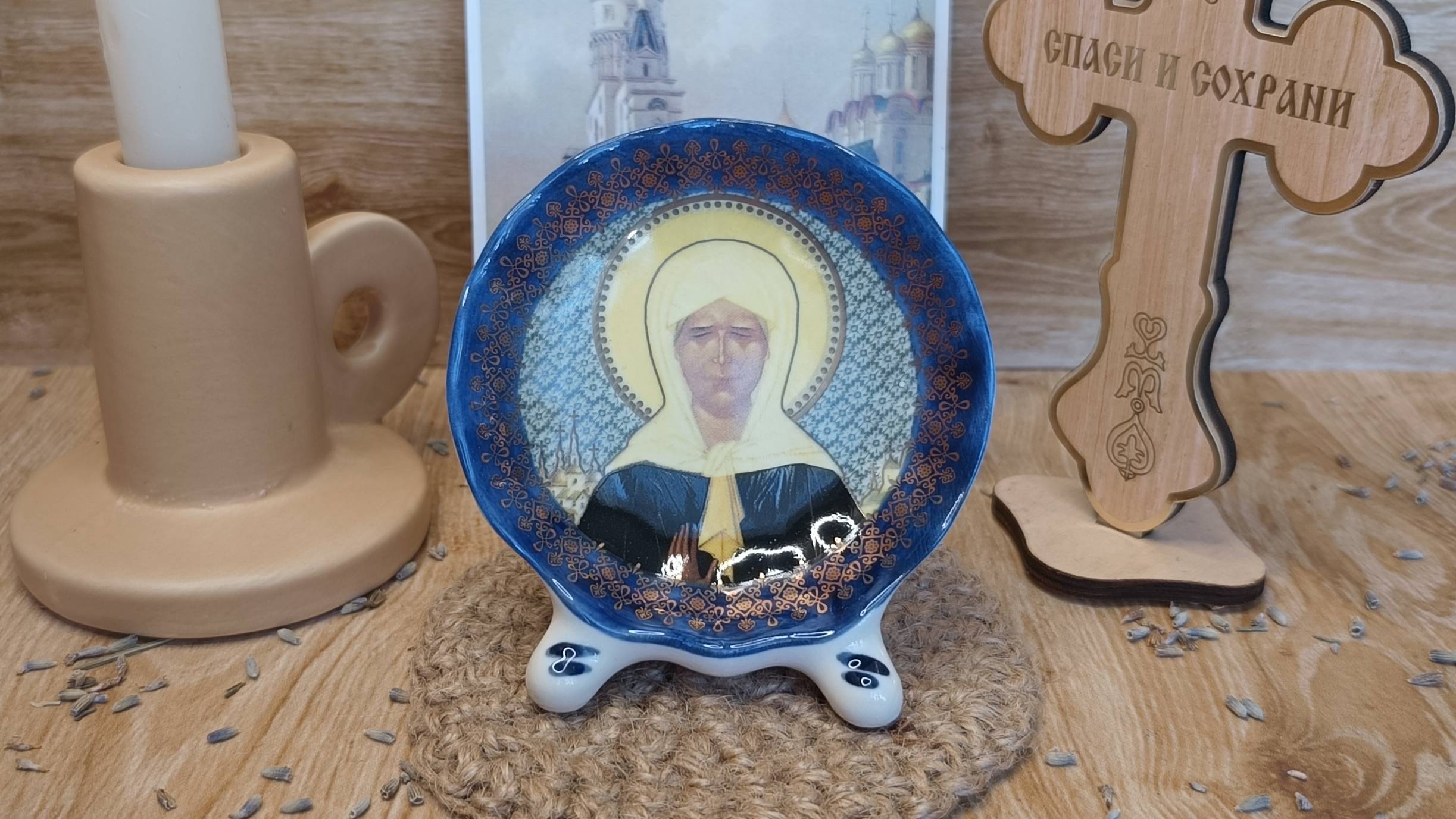 Плакетка с иконой на ножках Матрона Московская, гжельский фарфор