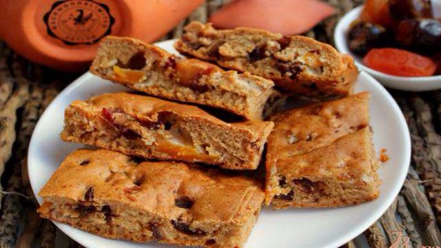 Постная коврижка с финиками и курагой