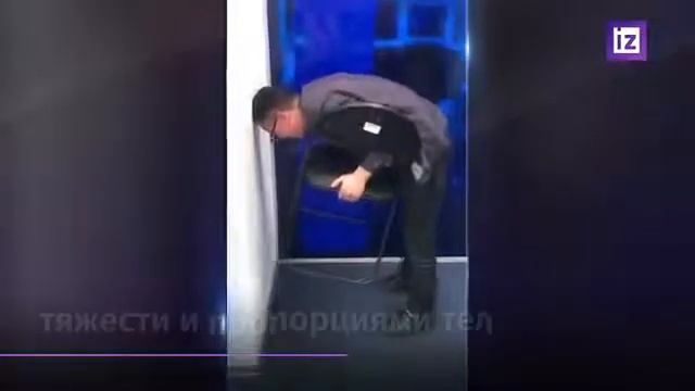 Мужчины не могут поднять стул! Только женщины могут по
