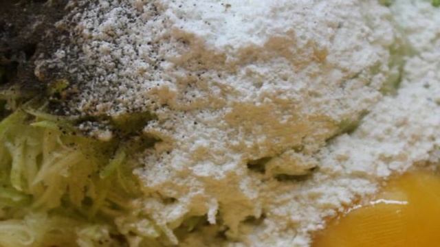 Кабачковые оладьи с базиликовым песто и перцем