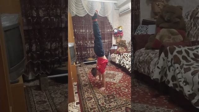Стойка на руках. +5сек. каждый день.