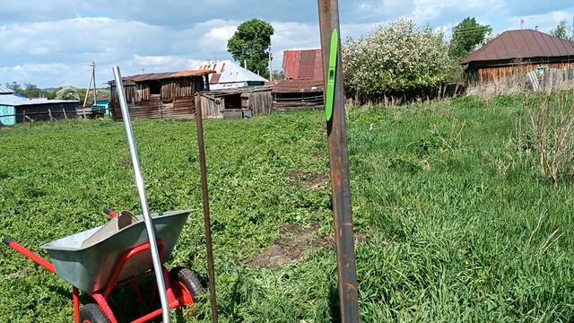 Установка столбов для сетки Рабицы