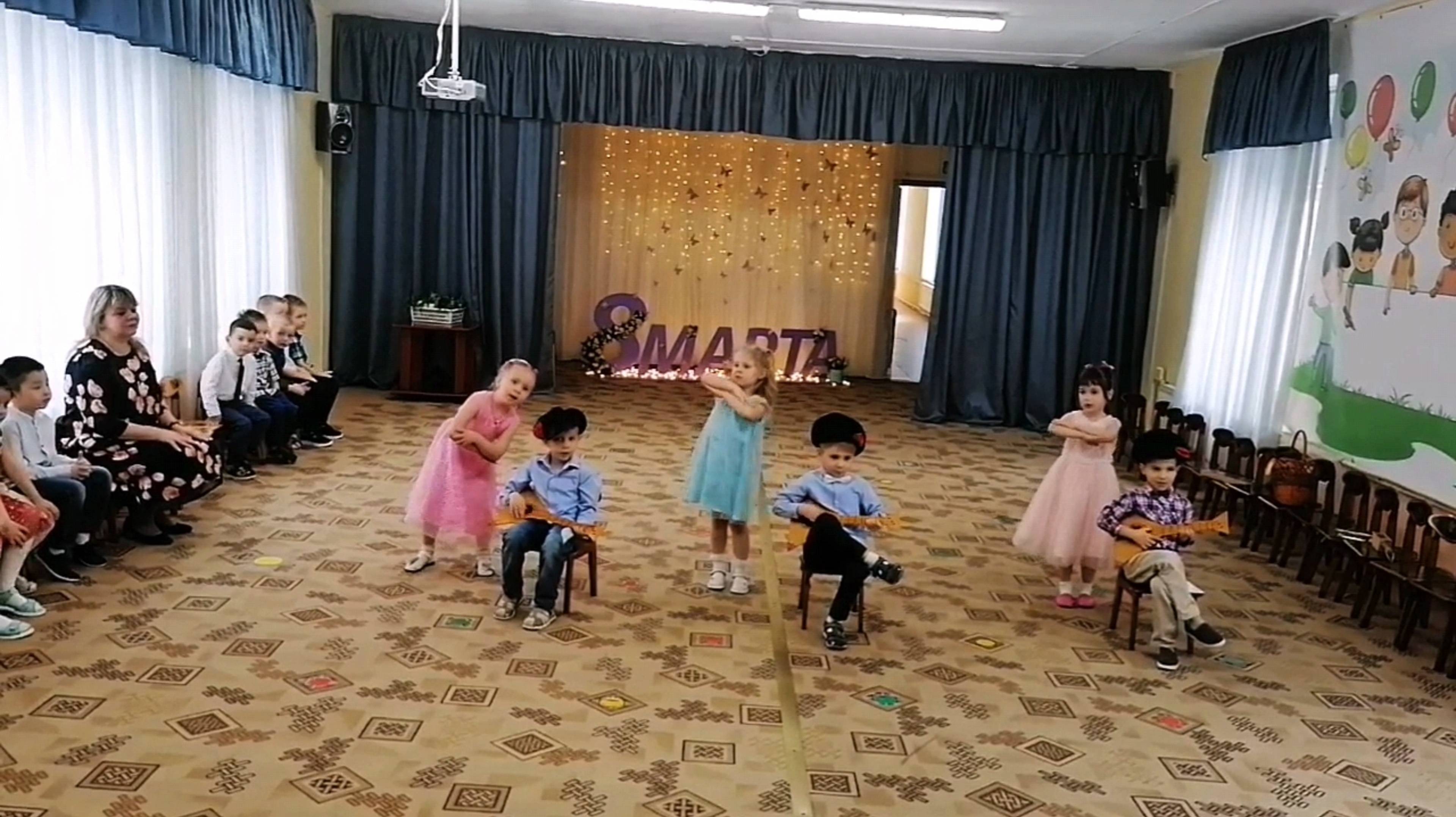 Выступление в детском саду. Дети классно танцуют для своих мам