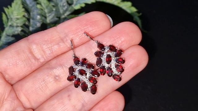 Серебряные серьги-подвески с гранатами