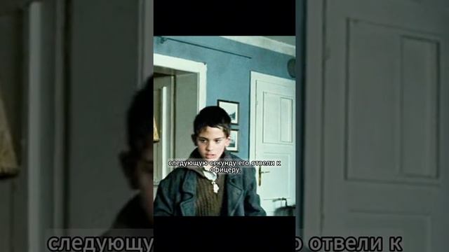 Мальчик сосредоточено смотрел...